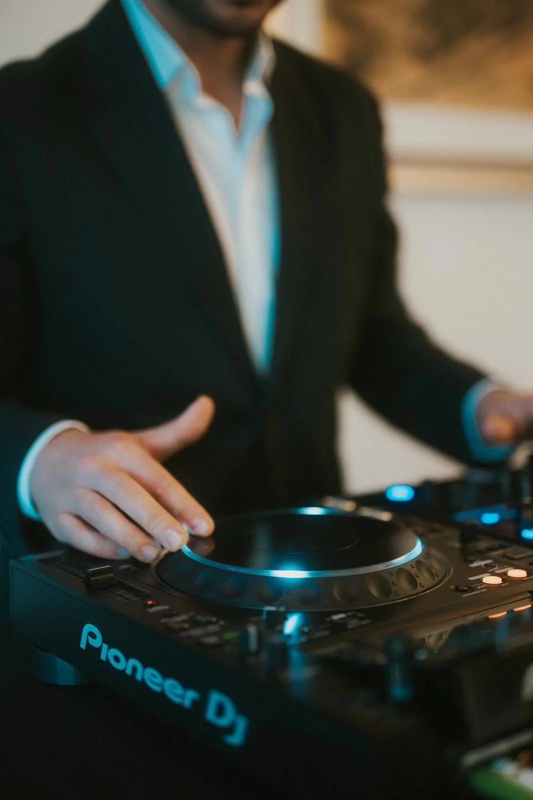DJ am Pioneer DJ Pult